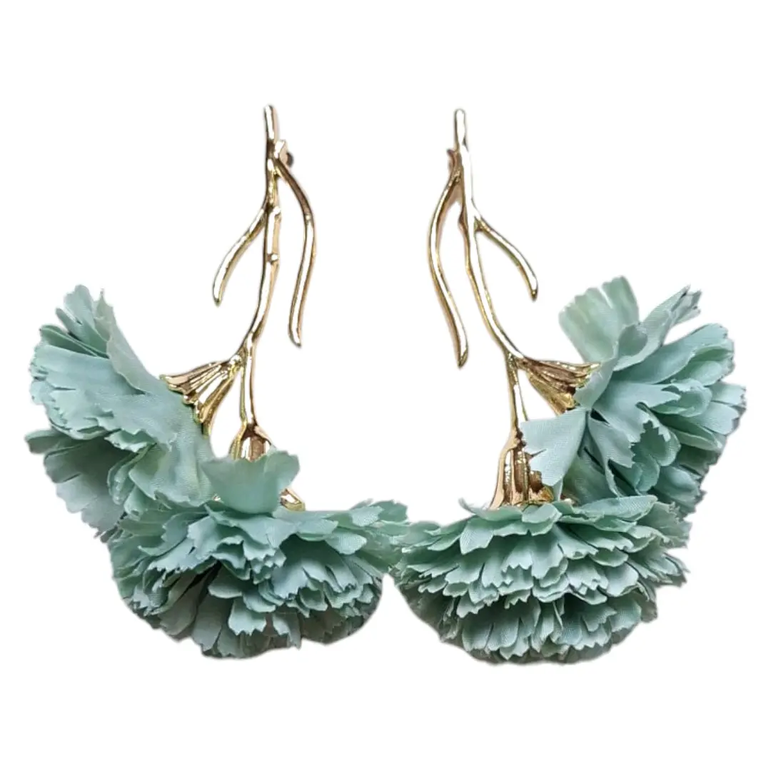 Golden flamenco earrings with 2 mini soapy green carnations. Ideal for fairs and pilgrimages.