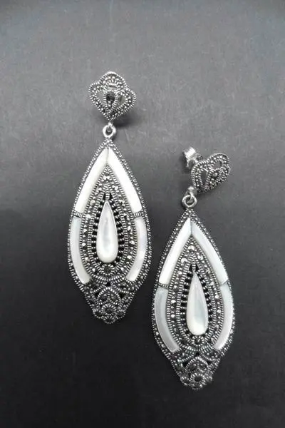 Boucles d'oreilles en Argent et Marcassites avec une Goutte allongée en Nacre et des détails sur les côtés. 6cm
