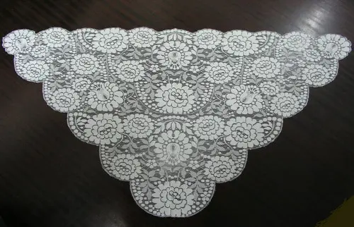Mantille Triangulaire. Ref. 401. Mesures: 55/60 cm. X 110/120 cm