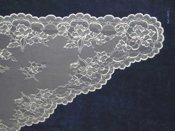 Mantille Triangulaire. Ref. 12671-7. Mesures: 66 cm. X 154 cm