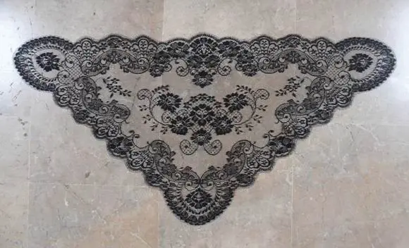 Mantille triangulaire noire. Mesures: 60 cm. X 115 cm