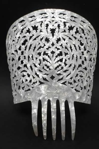 Peinetas de Nacar. Ref.240 Burilada